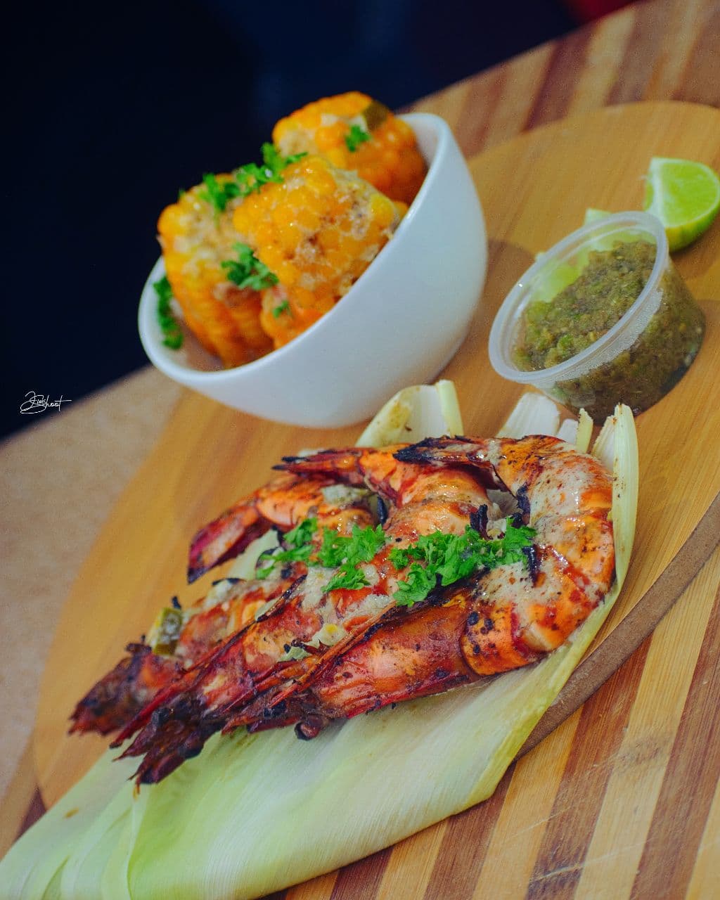 Gambas épicées grillées, au maïs à la crème fraîche